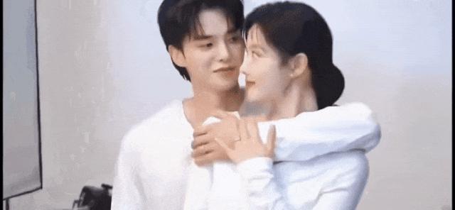 根本藏不住，他说话都盯着她的嘴唇看诶