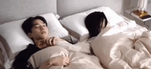根本藏不住，他说话都盯着她的嘴唇看诶