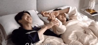 根本藏不住，他说话都盯着她的嘴唇看诶