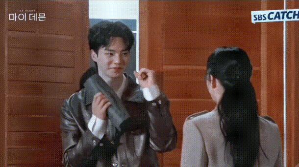 根本藏不住，他说话都盯着她的嘴唇看诶