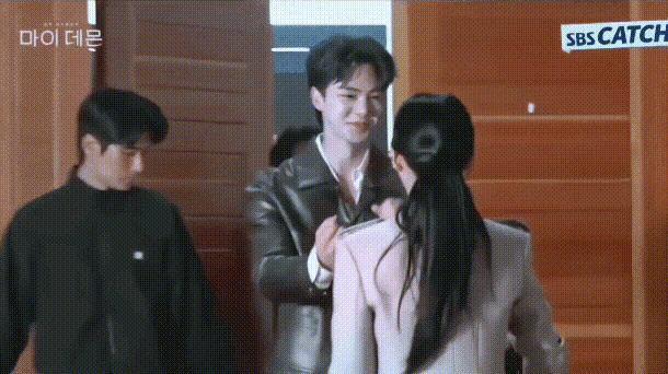 根本藏不住，他说话都盯着她的嘴唇看诶