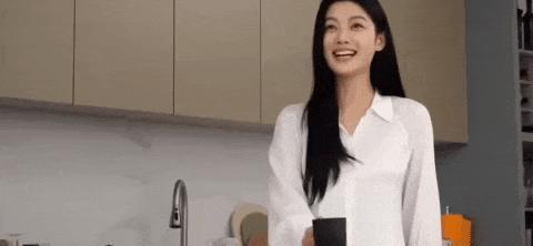 根本藏不住，他说话都盯着她的嘴唇看诶