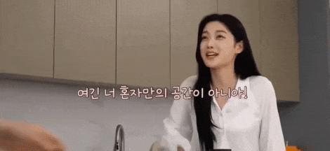 根本藏不住，他说话都盯着她的嘴唇看诶