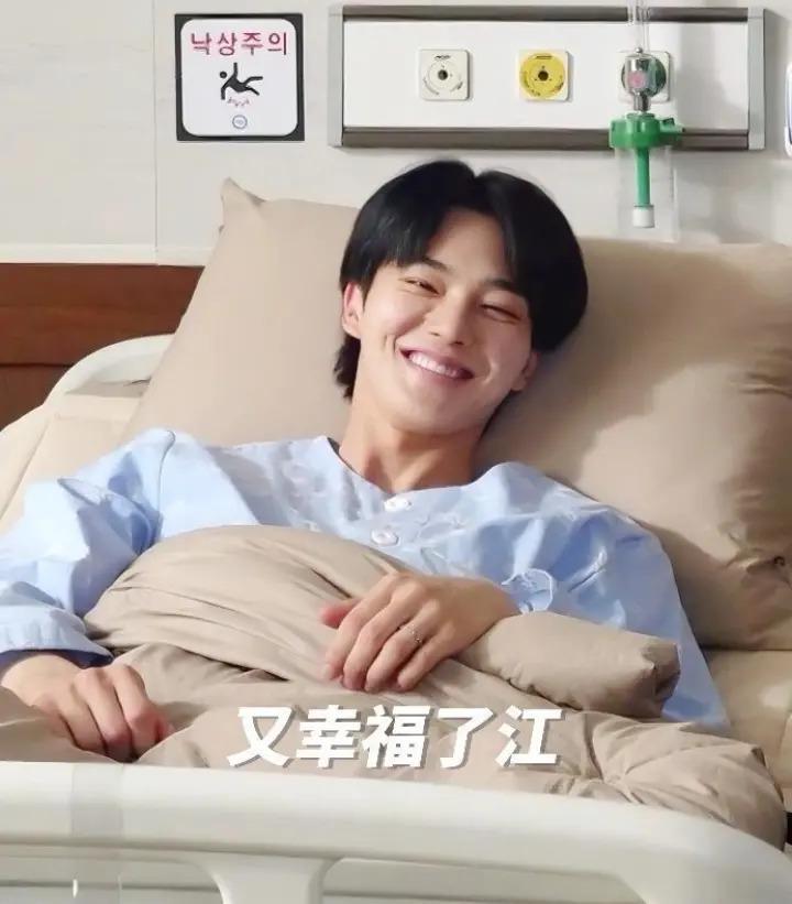 根本藏不住，他说话都盯着她的嘴唇看诶