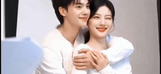 根本藏不住，他说话都盯着她的嘴唇看诶