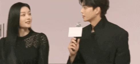 根本藏不住，他说话都盯着她的嘴唇看诶