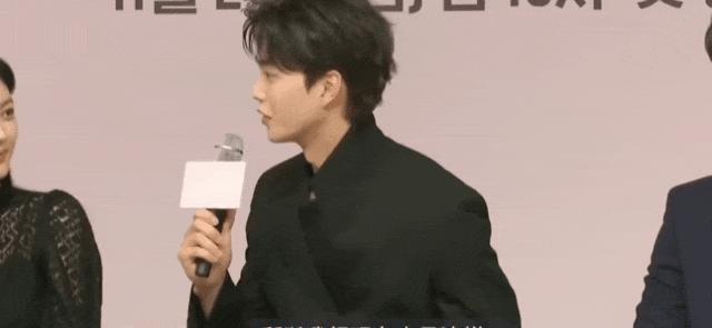 根本藏不住，他说话都盯着她的嘴唇看诶