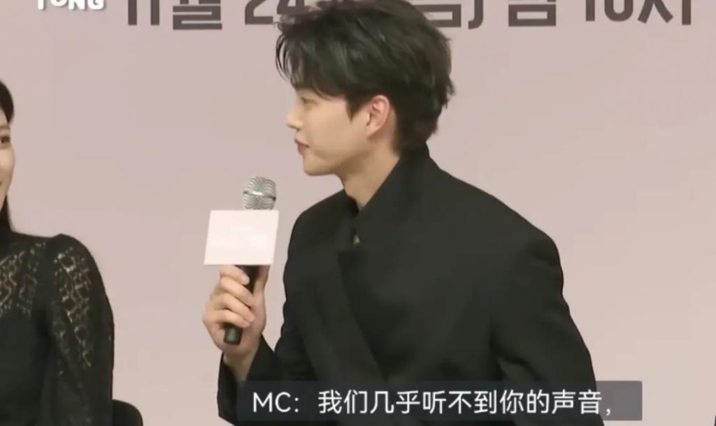 根本藏不住，他说话都盯着她的嘴唇看诶