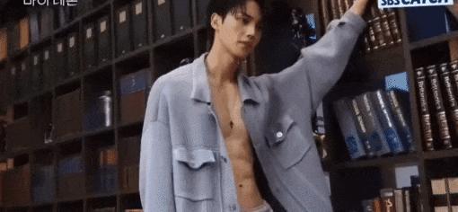 根本藏不住，他说话都盯着她的嘴唇看诶
