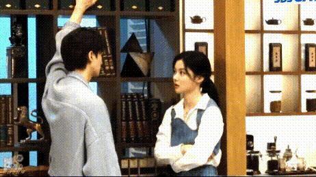 根本藏不住，他说话都盯着她的嘴唇看诶
