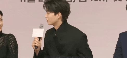根本藏不住，他说话都盯着她的嘴唇看诶
