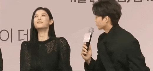 根本藏不住，他说话都盯着她的嘴唇看诶