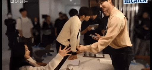 根本藏不住，他说话都盯着她的嘴唇看诶
