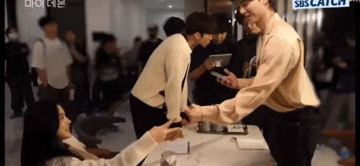 根本藏不住，他说话都盯着她的嘴唇看诶