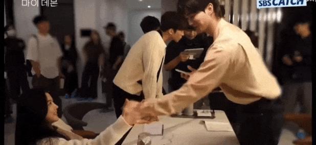 根本藏不住，他说话都盯着她的嘴唇看诶