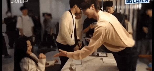根本藏不住，他说话都盯着她的嘴唇看诶