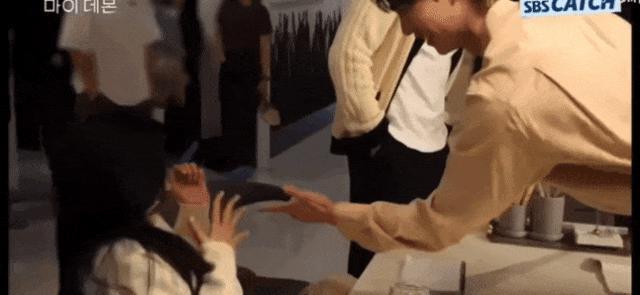 根本藏不住，他说话都盯着她的嘴唇看诶