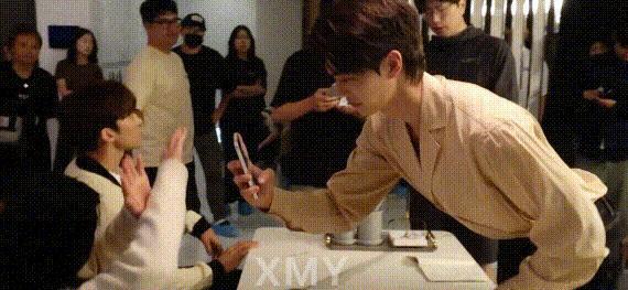 根本藏不住，他说话都盯着她的嘴唇看诶