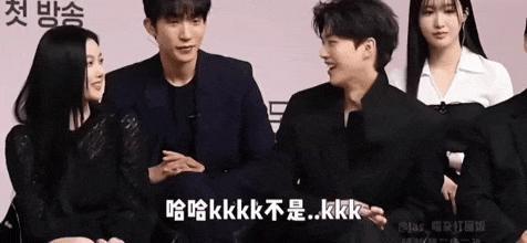 根本藏不住，他说话都盯着她的嘴唇看诶
