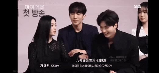 根本藏不住，他说话都盯着她的嘴唇看诶