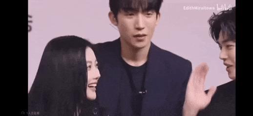 根本藏不住，他说话都盯着她的嘴唇看诶