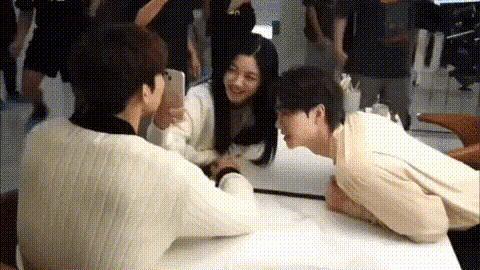 根本藏不住，他说话都盯着她的嘴唇看诶