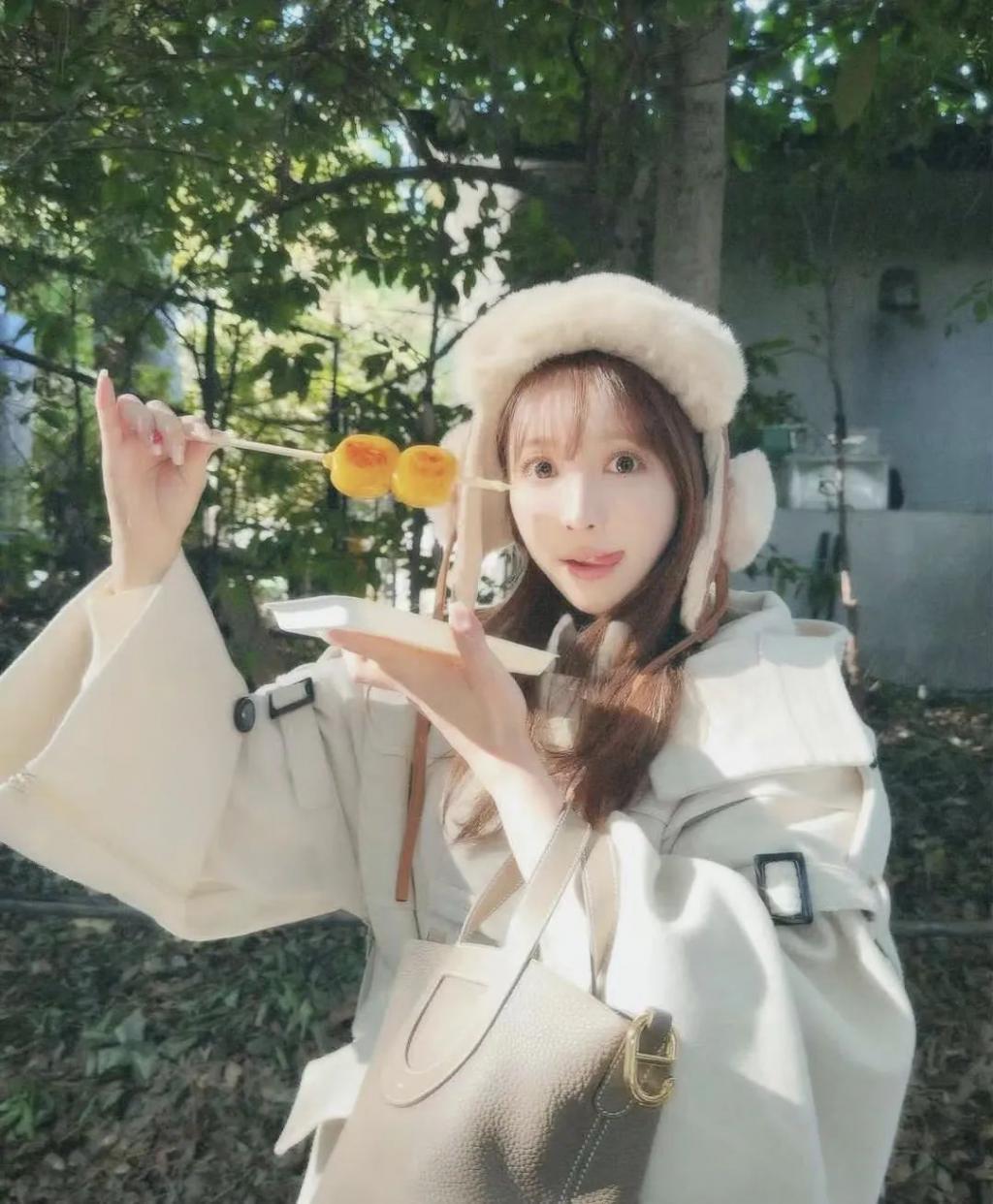 女团爱豆、成人表演,她比Lisa还放得开,差点被骗睡