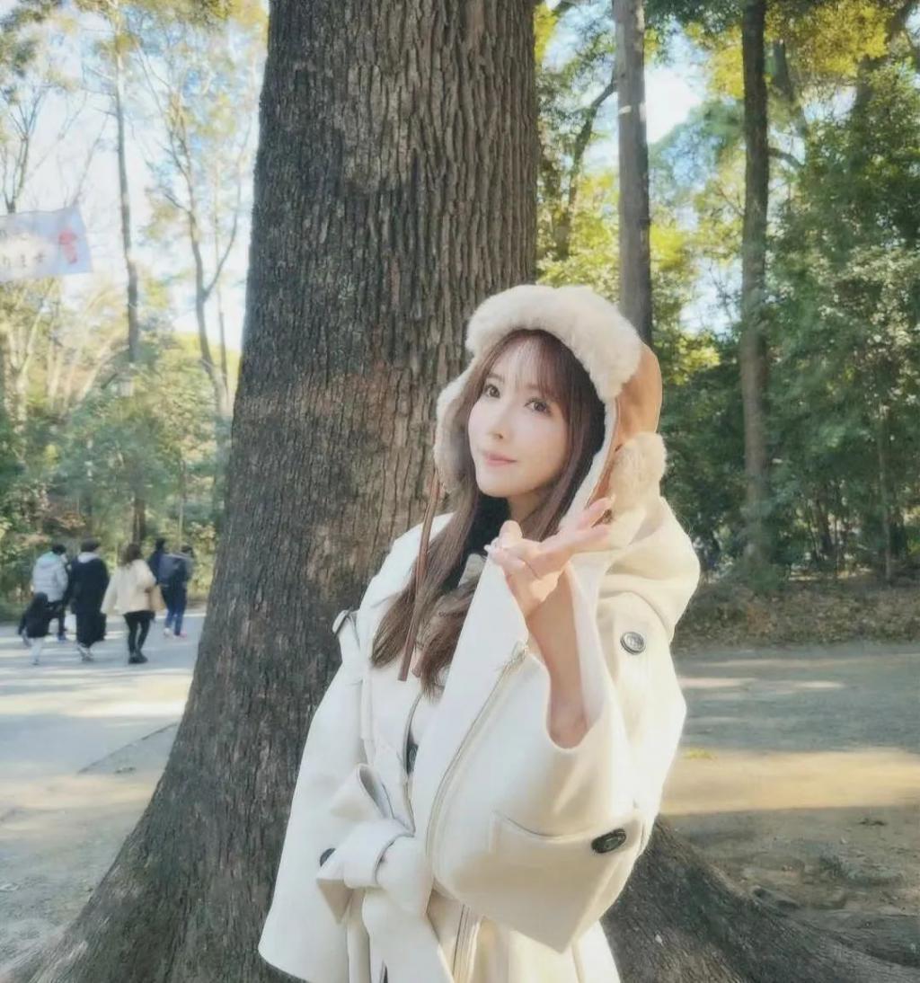 女团爱豆、成人表演,她比Lisa还放得开,差点被骗睡