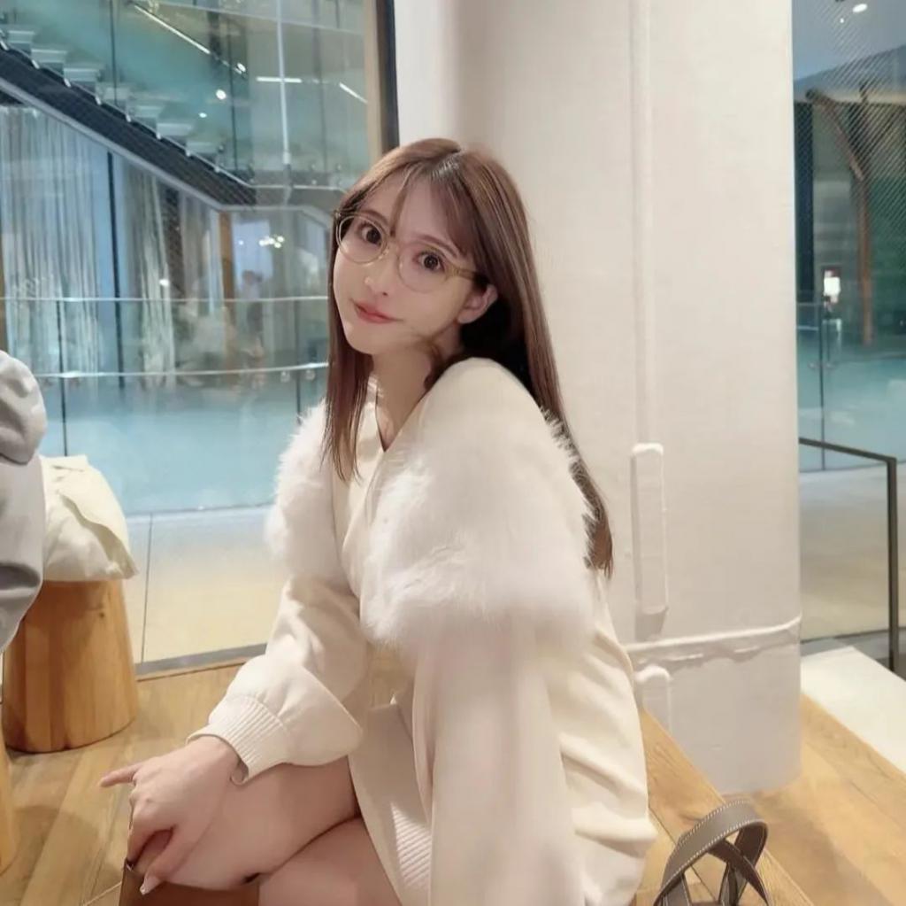 女团爱豆、成人表演,她比Lisa还放得开,差点被骗睡