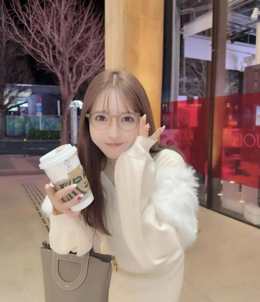 女团爱豆、成人表演,她比Lisa还放得开,差点被骗睡