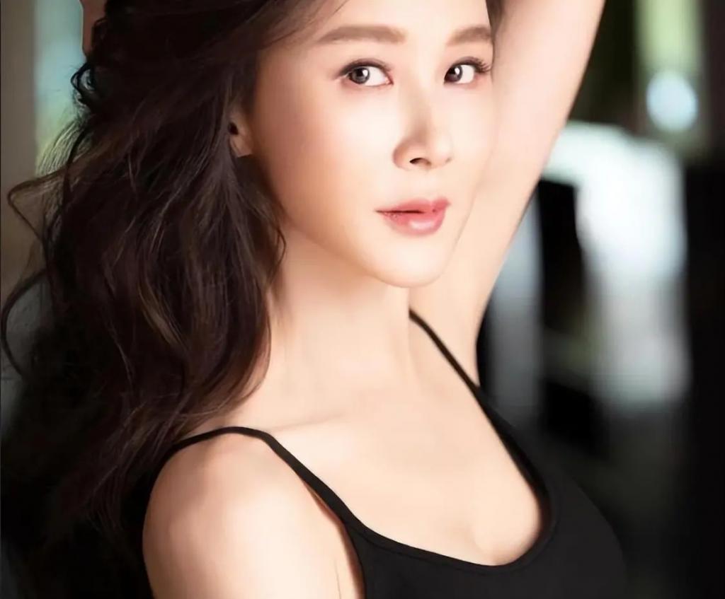 她是“第一美人”，因美成名却深受情伤，如今50多岁仍未婚