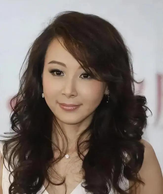 她是“第一美人”，因美成名却深受情伤，如今50多岁仍未婚