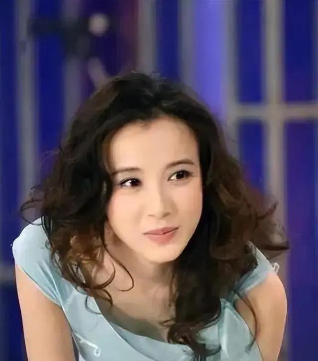 她是“第一美人”，因美成名却深受情伤，如今50多岁仍未婚