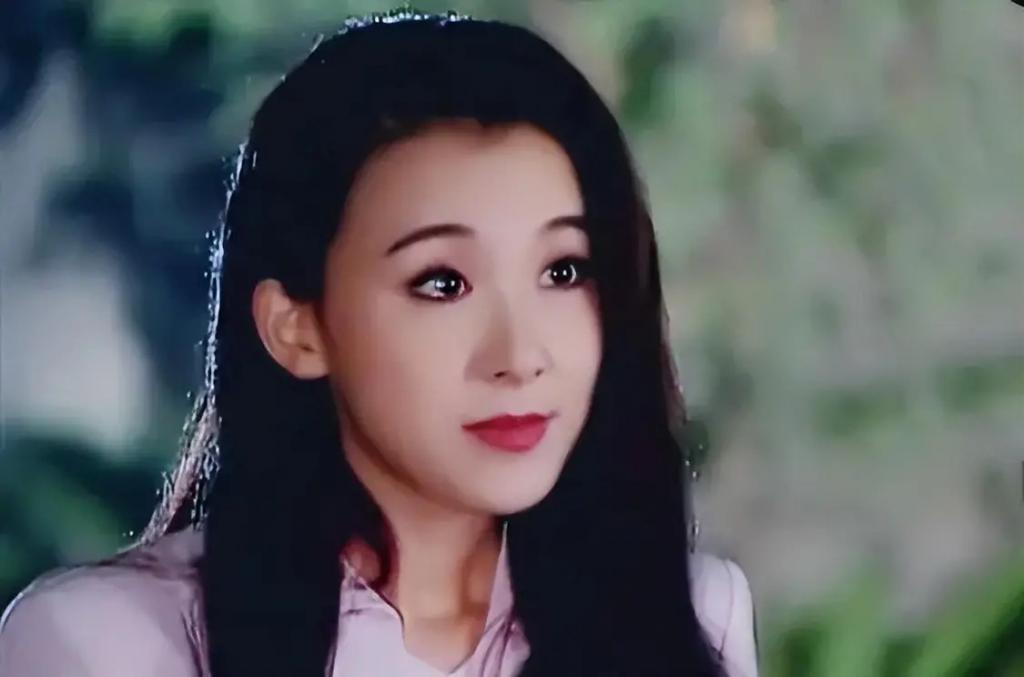 她是“第一美人”，因美成名却深受情伤，如今50多岁仍未婚