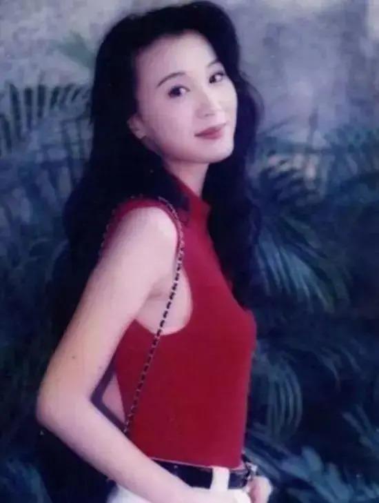她是“第一美人”，因美成名却深受情伤，如今50多岁仍未婚
