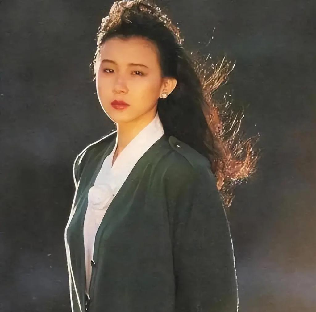 她是“第一美人”，因美成名却深受情伤，如今50多岁仍未婚