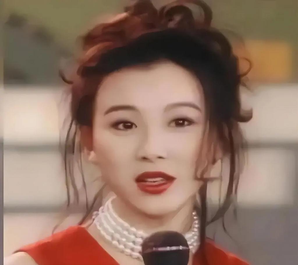 她是“第一美人”，因美成名却深受情伤，如今50多岁仍未婚