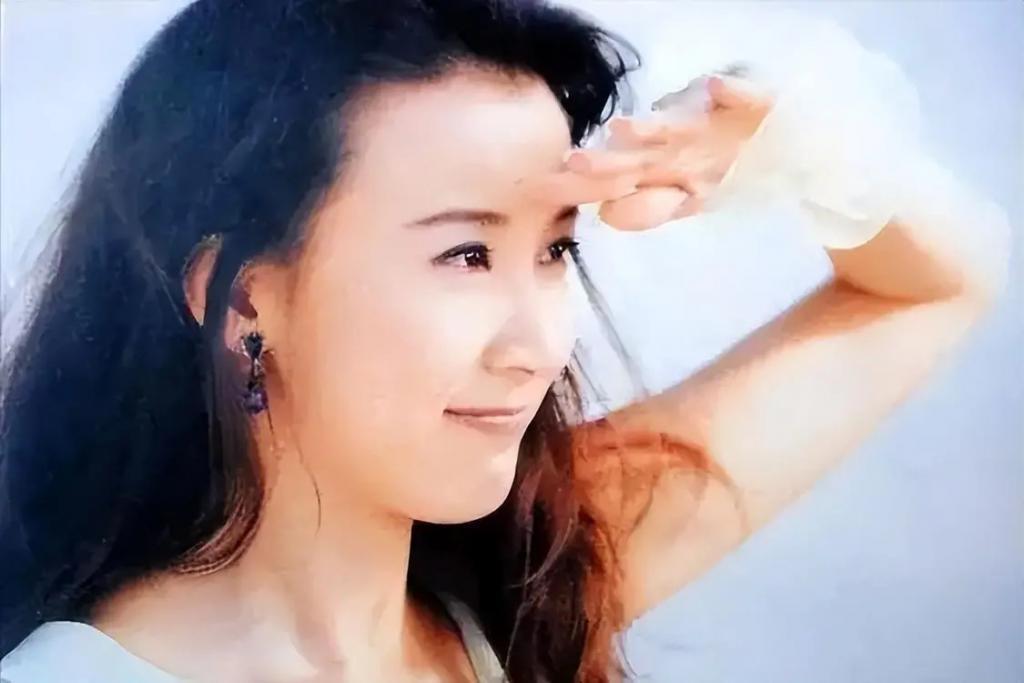 她是“第一美人”，因美成名却深受情伤，如今50多岁仍未婚