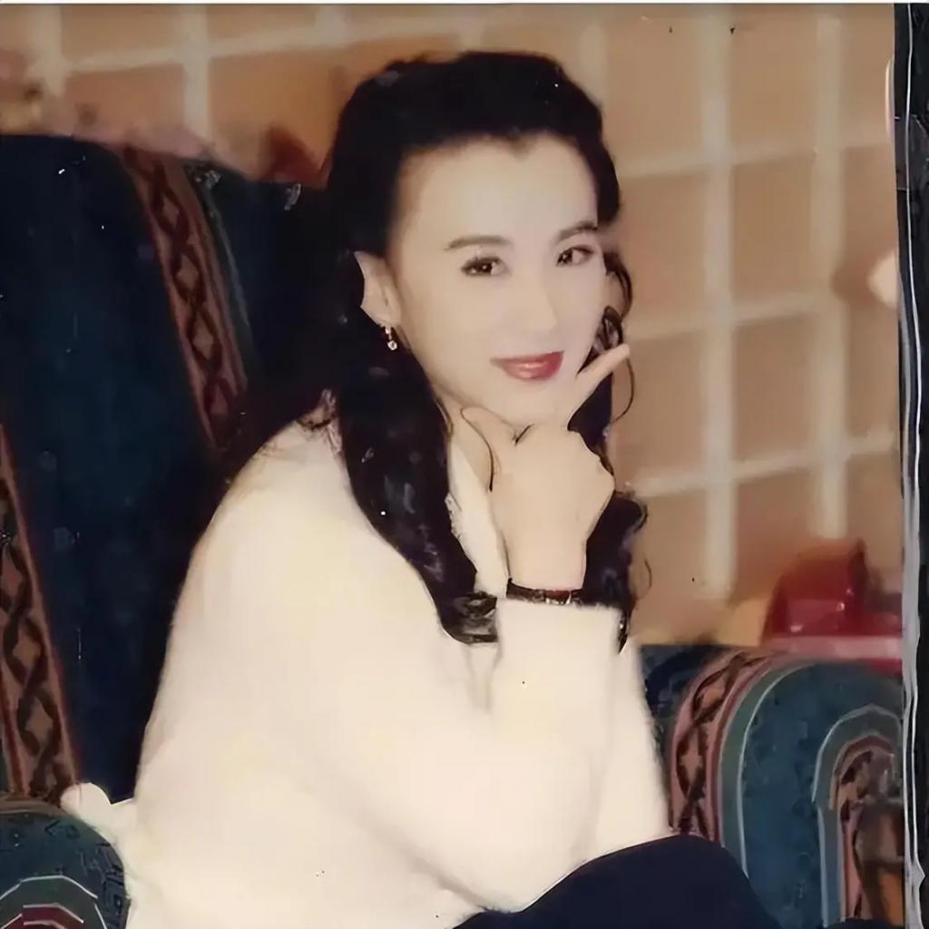 她是“第一美人”，因美成名却深受情伤，如今50多岁仍未婚