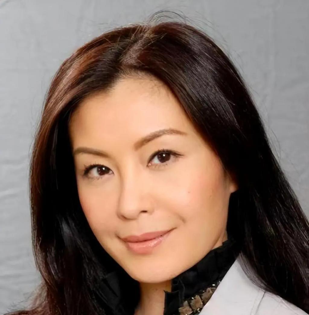 她是“第一美人”，因美成名却深受情伤，如今50多岁仍未婚