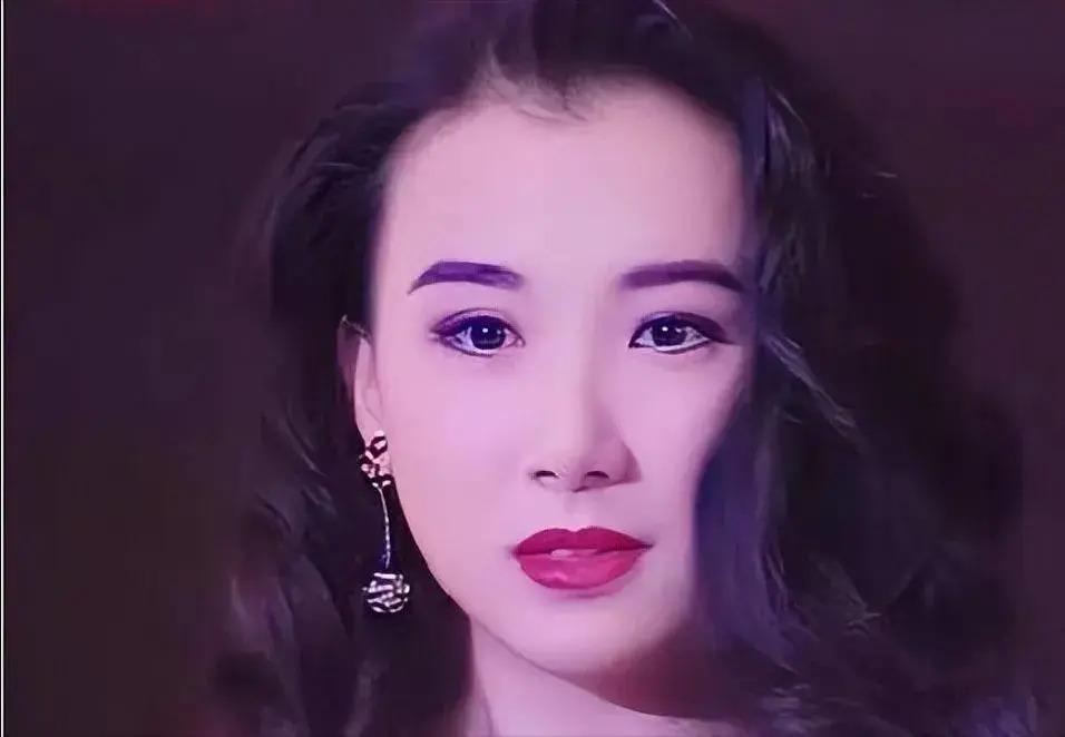 她是“第一美人”，因美成名却深受情伤，如今50多岁仍未婚