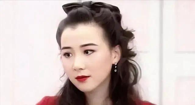 她是“第一美人”，因美成名却深受情伤，如今50多岁仍未婚