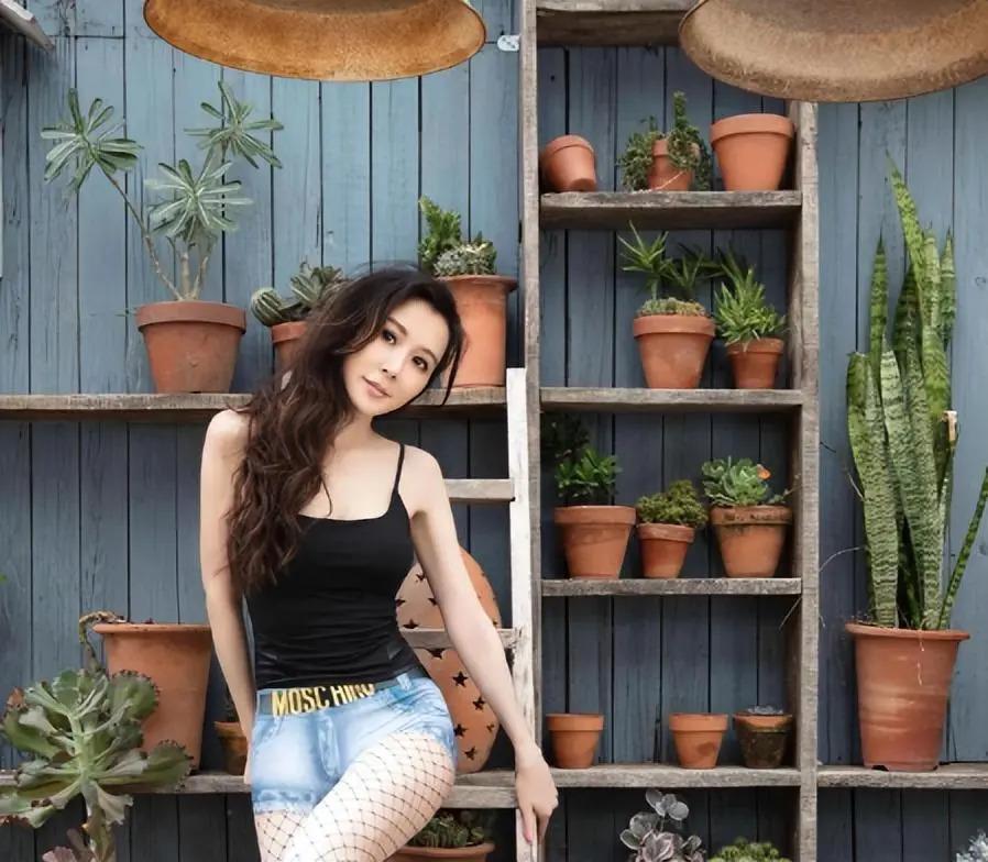 她是“第一美人”，因美成名却深受情伤，如今50多岁仍未婚