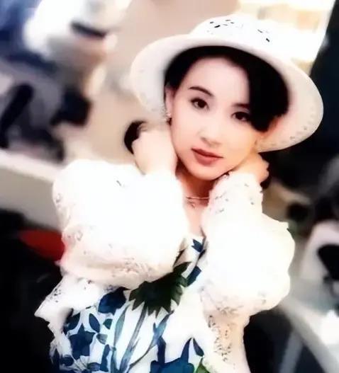 她是“第一美人”，因美成名却深受情伤，如今50多岁仍未婚