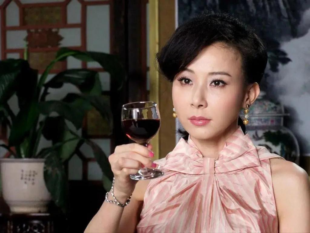 她是“第一美人”，因美成名却深受情伤，如今50多岁仍未婚