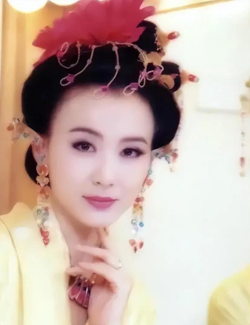 她是“第一美人”，因美成名却深受情伤，如今50多岁仍未婚