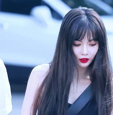 她瞎了吗？跟这种人谈恋爱。。。