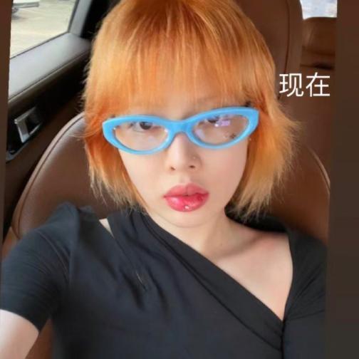 她瞎了吗？跟这种人谈恋爱。。。