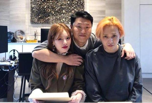 她瞎了吗？跟这种人谈恋爱。。。