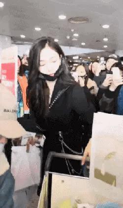 吴宣仪回应向粉丝哭穷，病句太多闹笑话，被扒日常奢侈穿搭